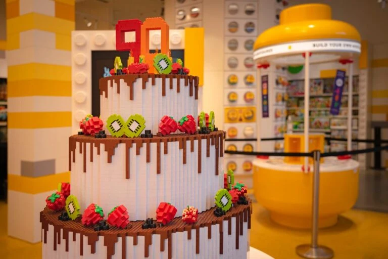 LEGO compie 90 anni e ricorda che giocare è importante